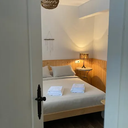 En Casa Oliveros, Razo